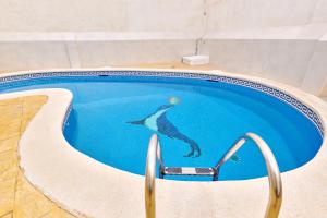una piscina con una sirena dipinta sopra di Casa Encanto Torrevieja a Torrevieja
