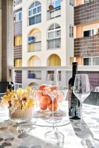 un tavolo con due bicchieri e una bottiglia di vino di Casa Encanto Torrevieja a Torrevieja