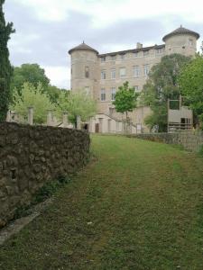 a large stone wall in front of a castle at chalet sous le chant du chêne in La Roque-dʼAnthéron