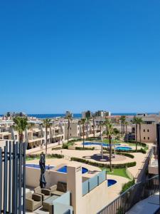 een balkon met uitzicht op het zwembad van een resort bij Apartament LAURA Playa Elisa Bay in Torrevieja