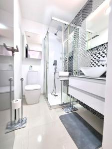 een badkamer met een douche, een toilet en een wastafel bij Apartament LAURA Playa Elisa Bay in Torrevieja