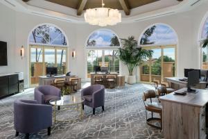 - un hall avec des chaises, des tables et des fenêtres dans l'établissement Marriott's Newport Coast Villas, à Newport Beach