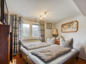 een slaapkamer met 2 bedden en een raam bij Cosy holiday home in Wernigerode with large terrace in Hasserode