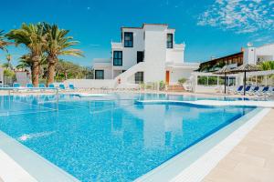 Bazén v ubytování 1BDR Sunny Terrace Apartment nebo v jeho okolí