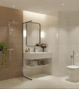La salle de bains est pourvue d'une douche, d'un lavabo et de toilettes. dans l'établissement Hato Saigon Hotel & Rooftop, à Hô-Chi-Minh-Ville