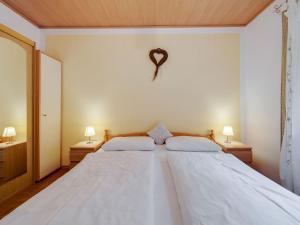 ヴィヒタッハにあるBeautiful holiday home in Viechtach with viewsのベッドルーム(白いベッド2台、ランプ2つ付)