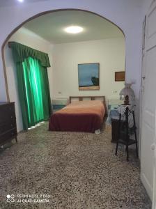 En eller flere senge i et værelse på Charming House in Puente Mayorga + Sunny Terrace