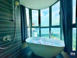 Koupelna v ubytování Teega Suites by RR JBcity