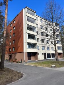 een groot gebouw voor een gebouw bij Täysin remontoitu kaksio. Ilmainen pysäköinti! in Turku