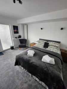 ein Schlafzimmer mit einem großen Bett, auf dem zwei Handtücher liegen in der Unterkunft St Georges Guest House in St Peter Port