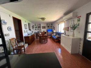 uma sala de estar com uma cozinha e uma sala de jantar em Casa dos Avós no Grande Lago em Granja
