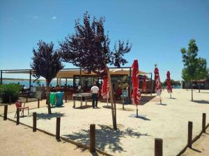 - une plage de sable avec des chaises et des parasols dans l'établissement Casa dos Avós no Grande Lago, à Granja
