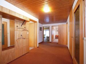 un pasillo de un edificio con techos de madera y un pasillo en Modern Apartment in Bad Peterstal Griesbach with Vineyards, en Bad Peterstal