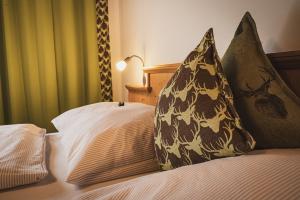 una camera da letto con un letto con due cuscini sopra di Gästehaus Einödberg a Mittersill