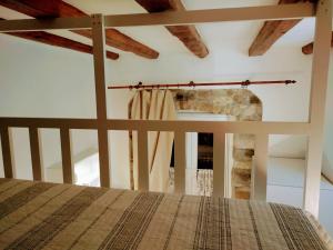 una camera da letto con un letto in una stanza di Isola Studio Rosa a Izola Altre 8 foto