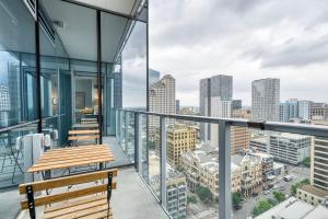 Ảnh trong thư viện ảnh của Blueground Downtown gym deck pool nr dining ATX-255 ở Austin