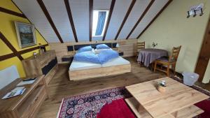 Un dormitorio con una cama con almohadas azules y una mesa. en Gasthaus Fuchsacker en Degersheim