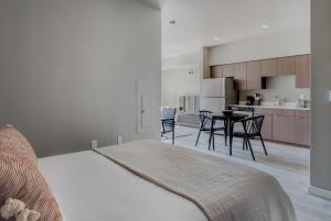 1 dormitorio con 1 cama y cocina con mesa en Blueground Oakland wd nr bakeries bars SFO-1717 en Oakland