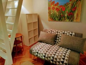 un soggiorno con divano e un dipinto di Isola Studio Rosa a Izola