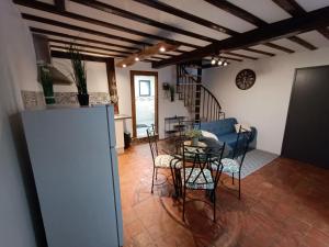 ein Wohnzimmer mit einem Tisch und einem blauen Sofa in der Unterkunft LE GRUON DU LAC in Braucourt