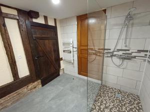 Vonios kambarys apgyvendinimo įstaigoje LE GRUON DU LAC
