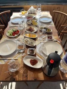 uma mesa de madeira com pratos de comida em MY RESORT PRİVE em Sapanca