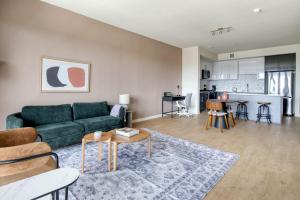 uma sala de estar com um sofá verde e uma cozinha em Blueground Oakland gym ac near restaurants SFO-1684 em Oakland