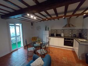 a kitchen with a table and chairs in a room at LE GRUON DU LAC in Braucourt