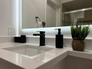 Φωτογραφία από το άλμπουμ του Fortuna-Seaside Retreat in Santa Monica, steps to the beach, free parking στο Λος Άντζελες +15 φωτογραφίες