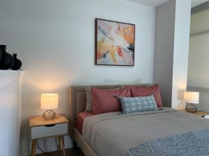 a bedroom with a bed and two lamps on tables at Seaside Retreat in Santa Monica, steps to the beach, free parking in Los Angeles