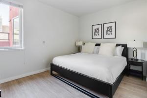 biała sypialnia z dużym łóżkiem i oknem w obiekcie Blueground Oakland roof lounge near dining SFO-1718 w mieście Oakland