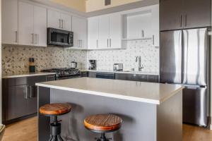 A kitchen or kitchenette at Blueground Oakland gym wd rooftop nr shops SFO-1683