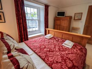 アンブルサイドにあるArgyle Cottageのベッドルーム1室(ベッド1台、タオル2枚付)