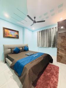 1 dormitorio con 1 cama y ventilador de techo en Roomshala 177 Homestay Thehrav - Near Delhi Cantt Railway Station, en Nueva Delhi