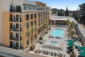 - une vue aérienne sur un hôtel avec une piscine dans l'établissement Blueground Hayward heated pool on-site dining SFO-1690, à Hayward