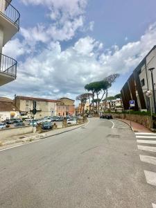 een lege straat met auto's aan de kant van de weg bij B&B Cellini in Santa Maria di Castellabate