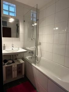 カールスルーエにあるGemütliche Wohnung Karlsruheの浴槽、洗面台、シャワーを備えたバスルーム