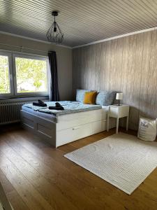 カールスルーエにあるGemütliche Wohnung Karlsruheのベッドと窓のある寝室