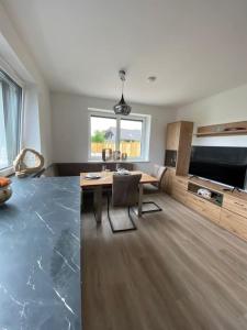 TV a/nebo společenská místnost v ubytování West shore Appartement