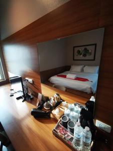 Habitación con cama y espejo en el suelo en Bangnu Greenery Resort, en Takua Thung