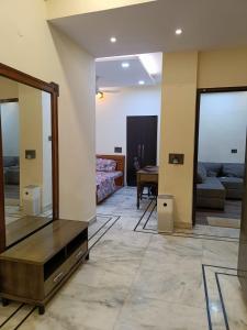 ein Wohnzimmer mit einer Kommode und einem Spiegel in der Unterkunft Homestay in Connaught Place in Neu-Delhi