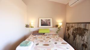 1 dormitorio con 1 cama con almohada verde en Out of the Green Farmhouse, 