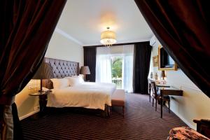 une chambre d'hôtel avec un lit et une fenêtre dans l'établissement Hotel Manos Premier, à Bruxelles