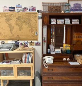 Biblioteca nella stanza in casa privata