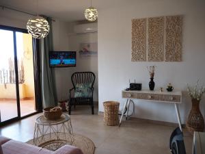 uma sala de estar com um sofá e uma mesa em Villa Marina BA3 em Águilas