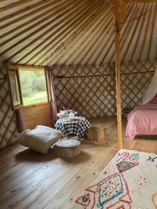 Postel nebo postele na pokoji v ubytování Camping Yurt In the Mountains, near Barcelona