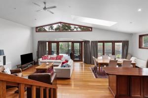 Mountain Home Leura - Perfect Weekend Escape في ليورا: غرفة معيشة مع أريكة وطاولة