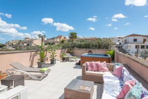 d'une terrasse sur le toit avec des canapés et des chaises. dans l'établissement Can Joan -Maria-, à Maria de la Salut