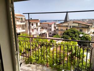 ジャルディーニ・ナクソスにあるCasa le Palmeのバルコニーから市街の景色を望めます。