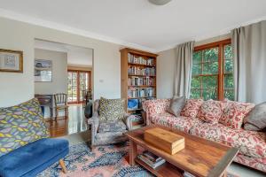 sala de estar con sofá y mesa en Malvern Mountain Retreat & Pet welcome, en Blackheath
